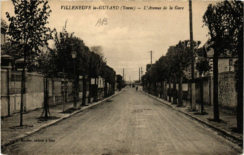 Carte postale ancienne Villeneuve-le-Guyard - L'Avenue de la Gare