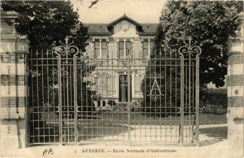 Carte postale ancienne Auxerre - Ecole Normale d'Institutrices à Auxerre