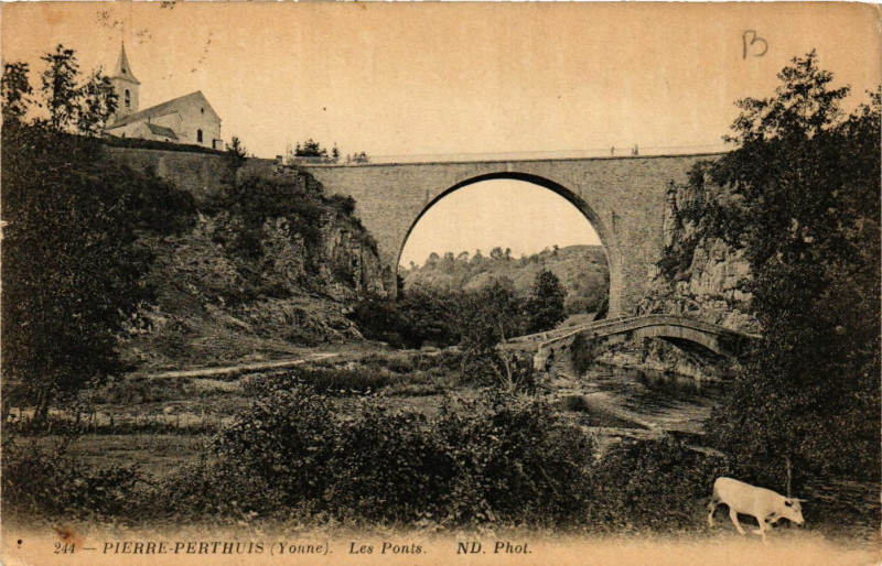 Carte postale ancienne Pierre-Perthuis - Les Ponts à Pierre-Perthuis