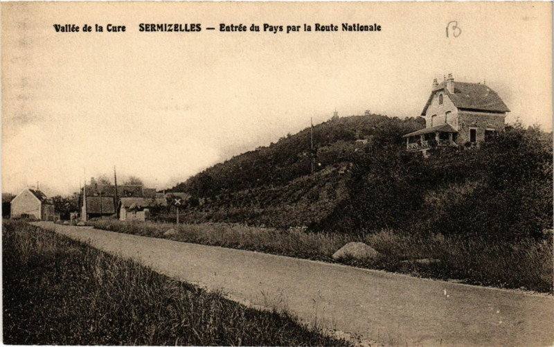 Carte postale ancienne Vallée de la Cure - Sermizelles - Entrée du Pays par le Route .. à Sermizelles