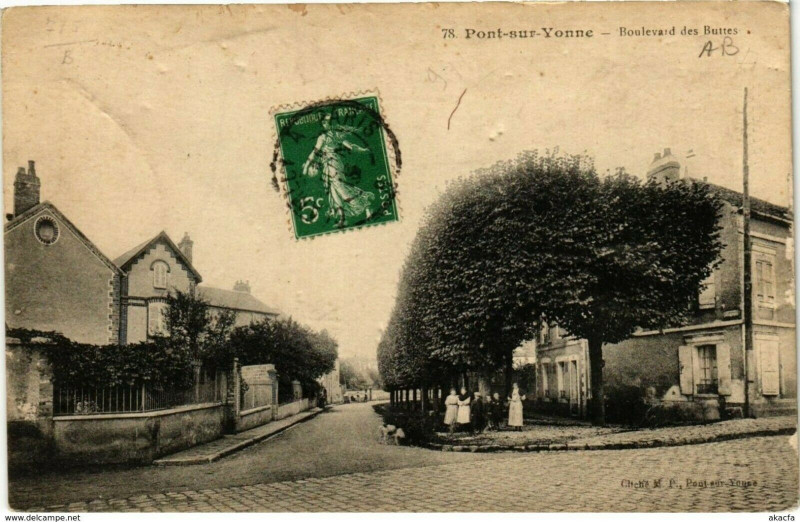 Carte postale ancienne Pont-sur-Yonne - Boulevard des Bottes à Pont-sur-Yonne