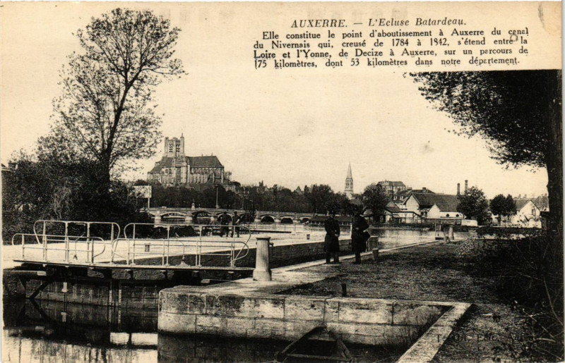 Carte postale ancienne Auxerre - L'Ecluse Batardeau à Auxerre