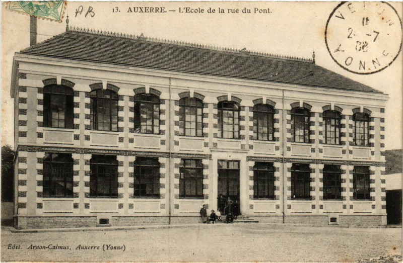Carte postale ancienne Auxerre - L'Ecole de la rue du Pont à Auxerre
