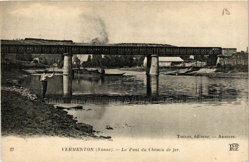 Carte postale ancienne Vermenton - Le Pont du Chemin de fer à Vermenton