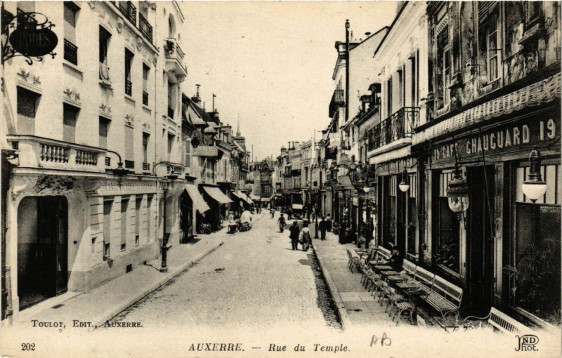 Carte postale ancienne Auxerre - Rue du Temple à Auxerre