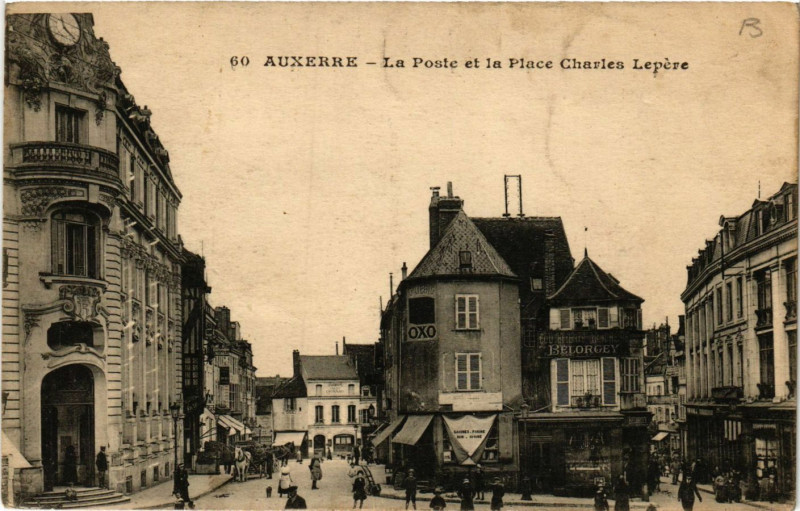 Carte postale ancienne Auxerre - La Poste et la Place Charles Lepere à Auxerre