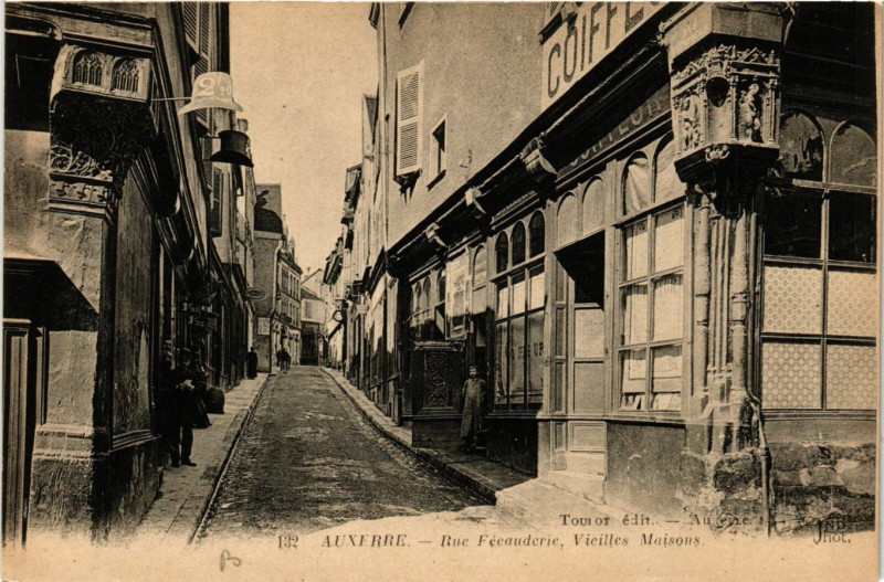 Carte postale ancienne Auxerre - Rue Fécauderie Vieilles Maisons à Auxerre