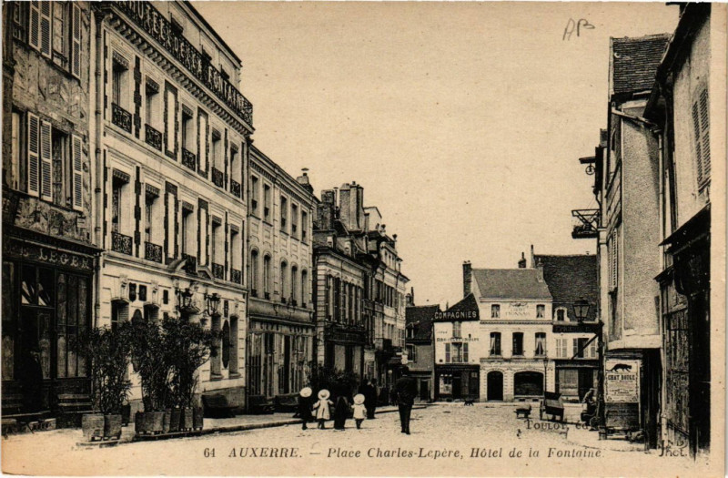 Carte postale ancienne Auxerre - Place Charles Lepere Hotel de la Fontaine à Auxerre