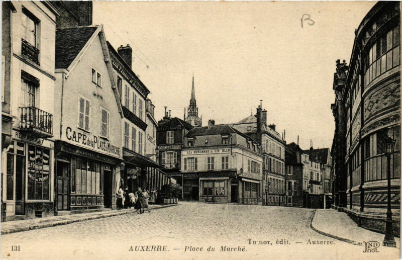 Carte postale ancienne Auxerre - Place du Marché à Auxerre