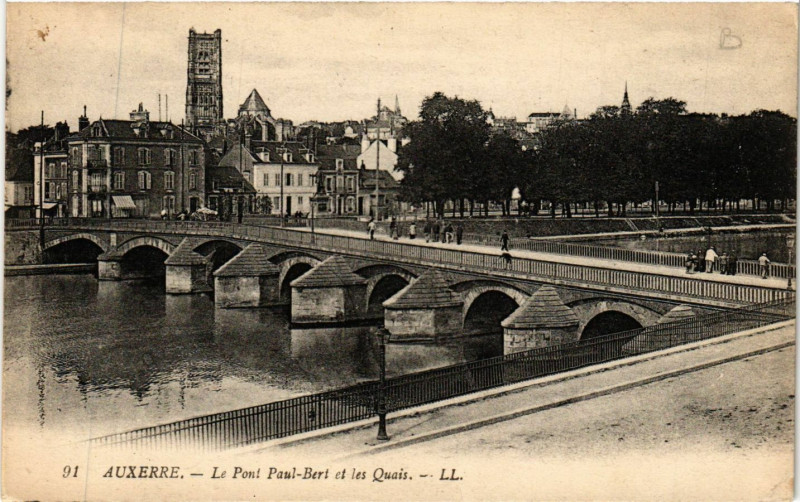 Carte postale ancienne Auxerre - Le Pont Paul-Bert et les Quais à Auxerre
