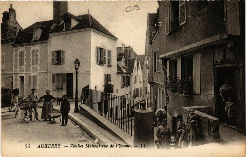 Carte postale ancienne Auxerre - Vieilles Maisons rue de l'Yonne à Auxerre