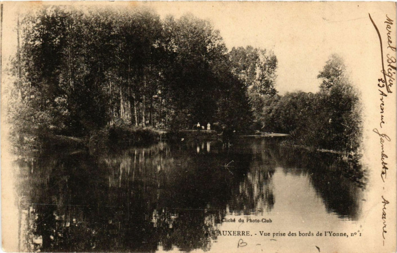 Carte postale ancienne Auxerre - Vue prise des bords de l'Yonne à Auxerre