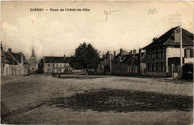 Carte postale ancienne Cheroy - Place de l'Hotel-de-Ville à Chéroy