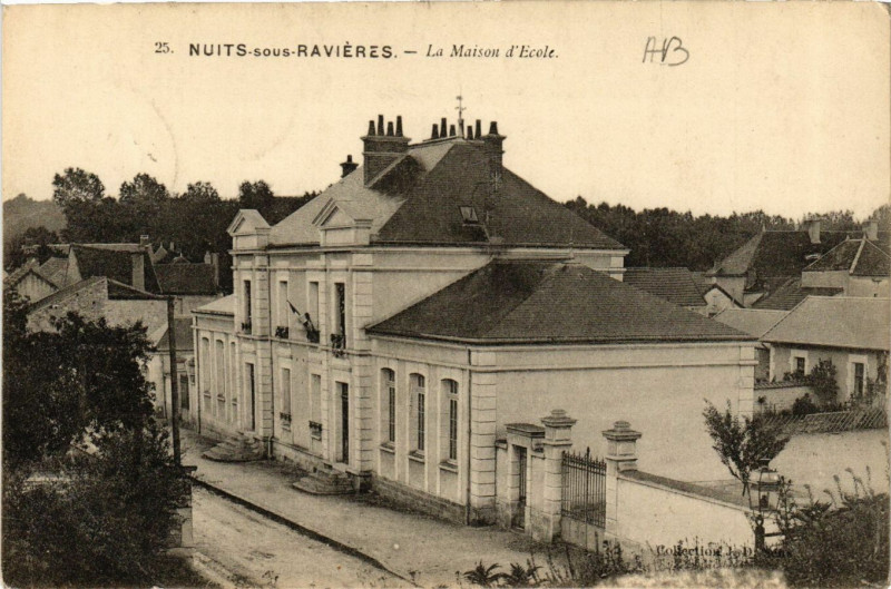Carte postale ancienne Nuits-sous-Ravieres - La Maison d'Ecole à Nuits