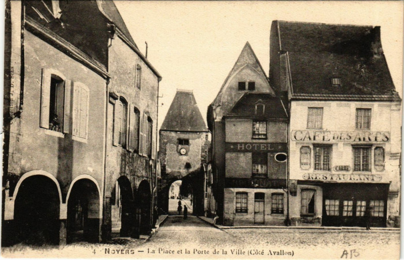 Carte postale ancienne Noyers - La Place et la Porte de la Ville (Coté Avallon) à Noyers