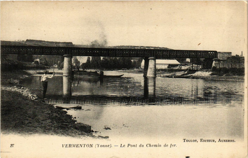 Carte postale ancienne Vermenton - Le Pont du Chemin de fer à Vermenton