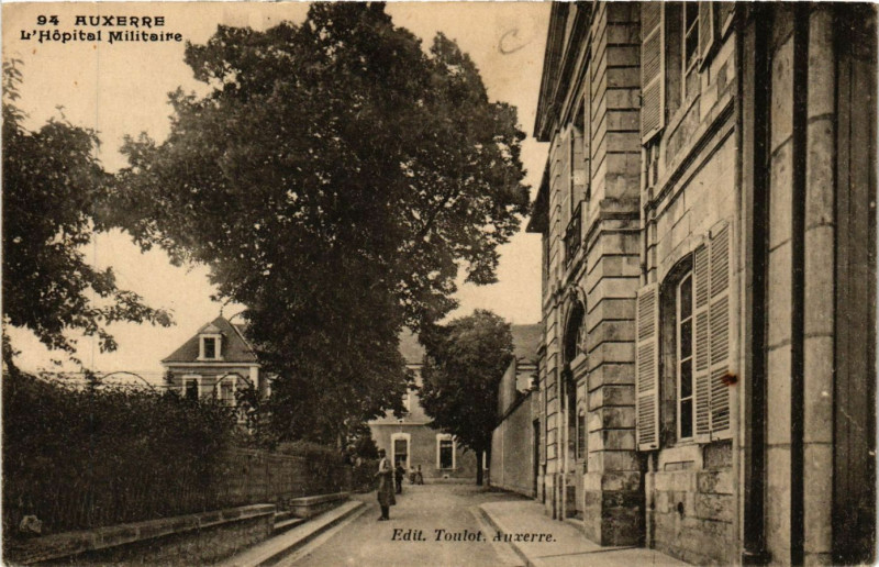 Carte postale ancienne Auxerre - L'Hopital Militaire à Auxerre