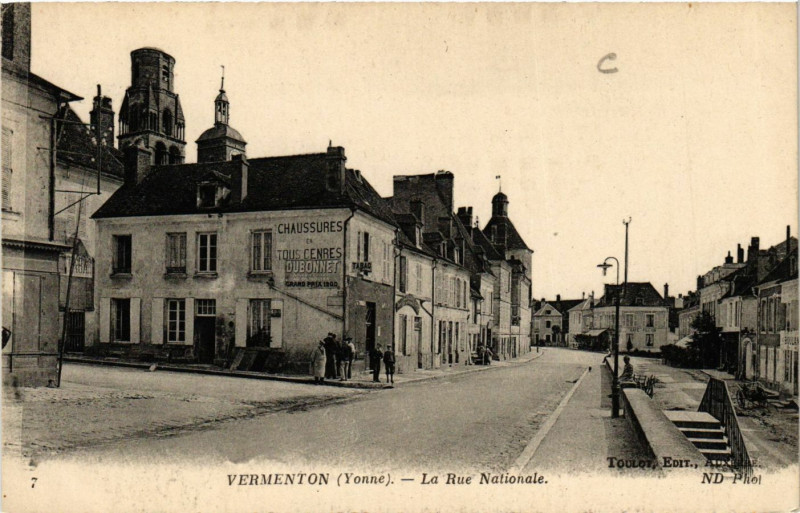 Carte postale ancienne Vermenton - La Rue Nationale à Vermenton