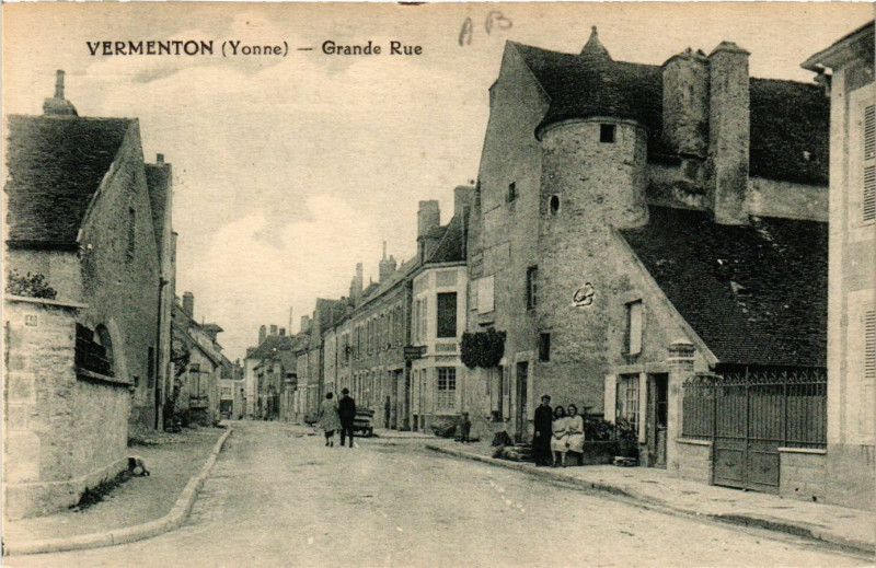 Carte postale ancienne Vermenton - Grande Rue à Vermenton