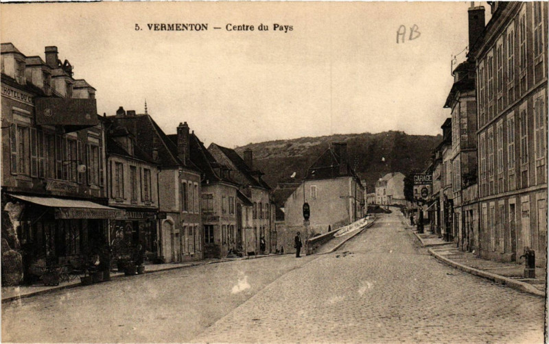Carte postale ancienne Vermenton - Centre du Pays à Vermenton