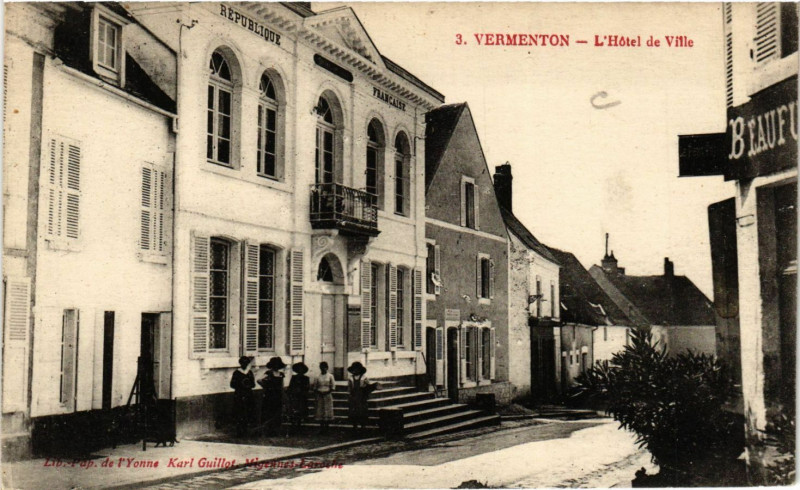 Carte postale ancienne Vermenton - L'Hotel de Ville à Vermenton