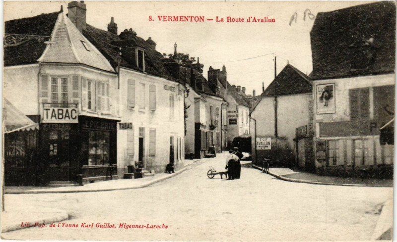 Carte postale ancienne Vermenton - La Route d'Avallon à Vermenton