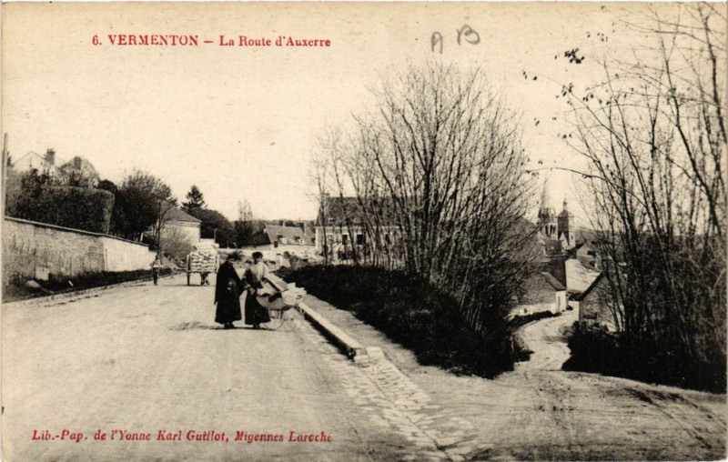 Carte postale ancienne Vermenton - La Route d'Auxerre à Vermenton