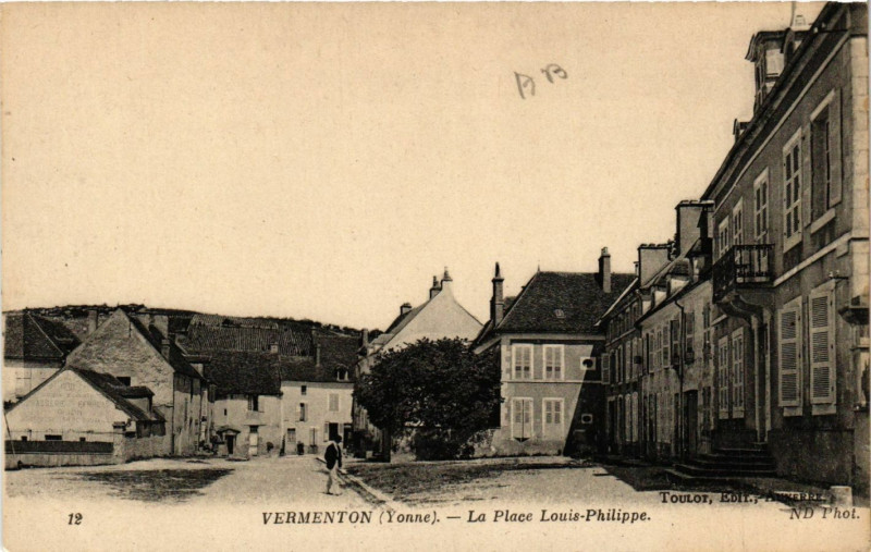 Carte postale ancienne Vermenton - La Place Louis-Philippe à Vermenton