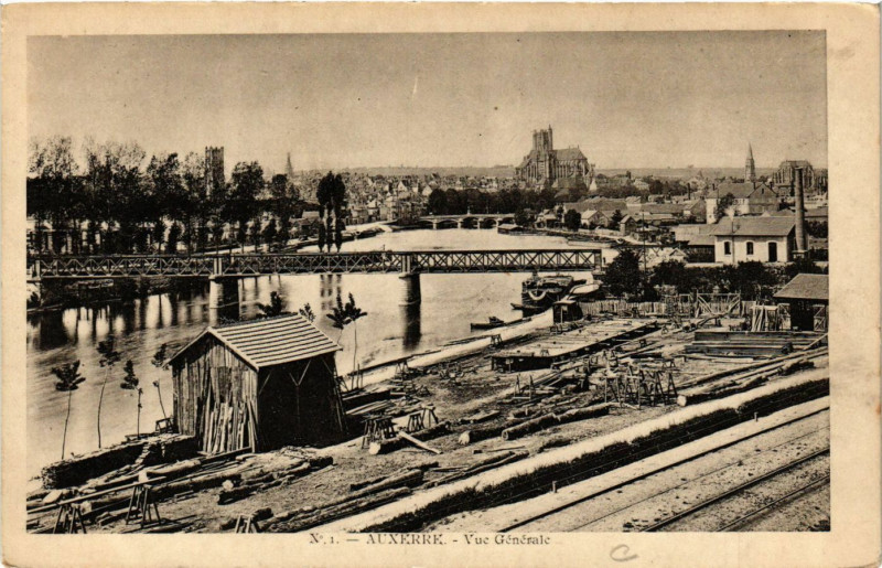 Carte postale ancienne Auxerre - Vue générale à Auxerre