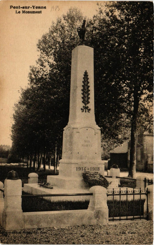Carte postale ancienne Pont-sur-Yonne - Le Monument à Pont-sur-Yonne