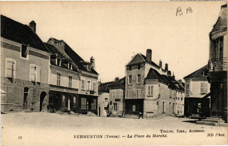Carte postale ancienne Vermenton - La Place du Marché à Vermenton