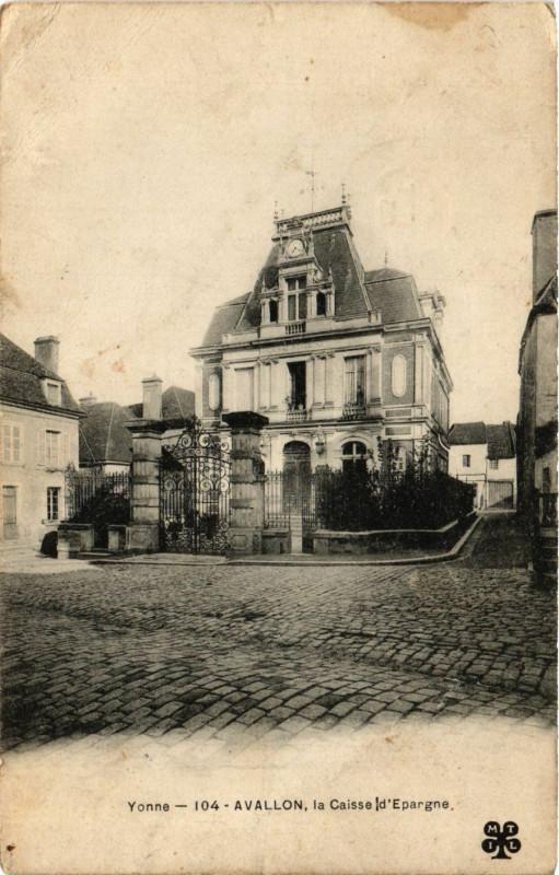 Carte postale ancienne Yonne - Avallon la Caisse d'Epergne à Avallon