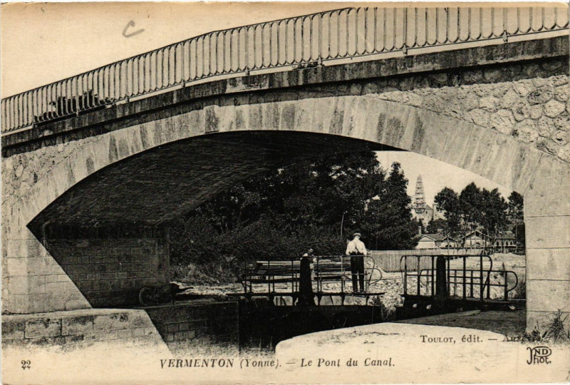 Carte postale ancienne Vermenton - Le Pont du Canal à Vermenton