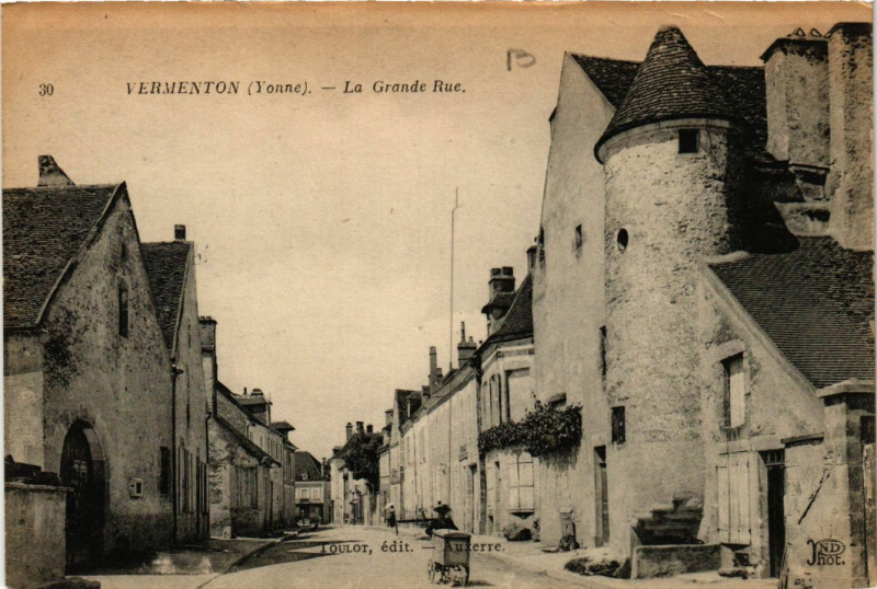 Carte postale ancienne Vermenton - La Grande Rue à Vermenton