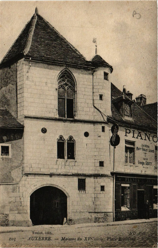 Carte postale ancienne Auxerre - Maisons du Xv siecle Place Robillard à Auxerre