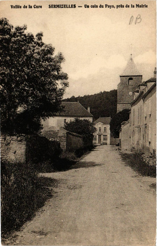 Carte postale ancienne Vallée de la Cure Sermizelles Un coin du Pays pres de la Mairie à Sermizelles
