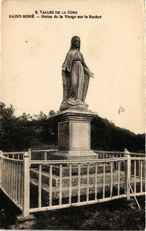Carte postale ancienne Vallée de la Cure - Saint-More - Statue de la Vierge sur le Rocher à Saint-Moré