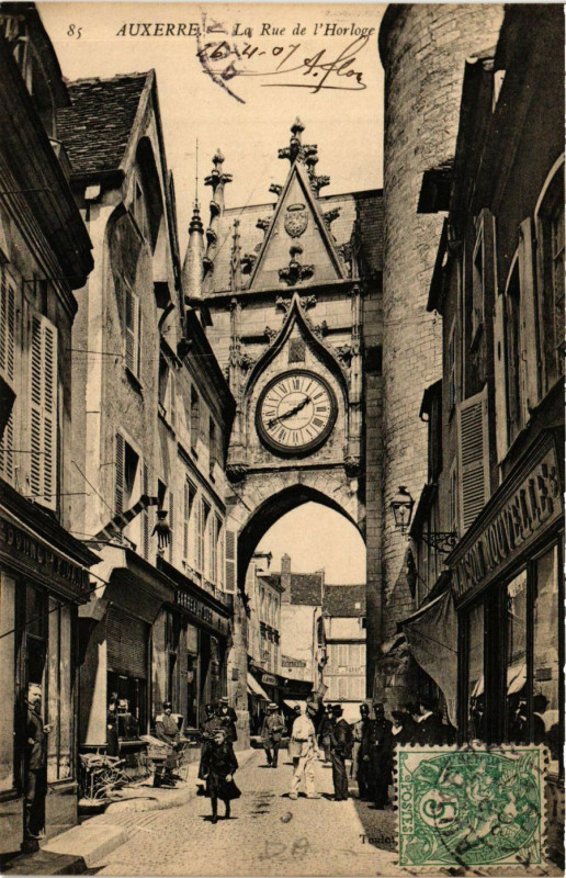 Carte postale ancienne Auxerre - La Rue de l'Horloge à Auxerre