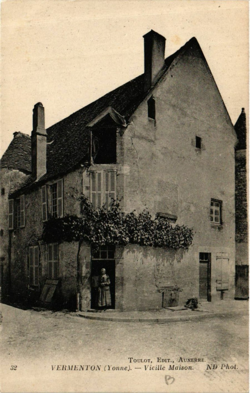 Carte postale ancienne Vermenton - Vieille Maison à Vermenton