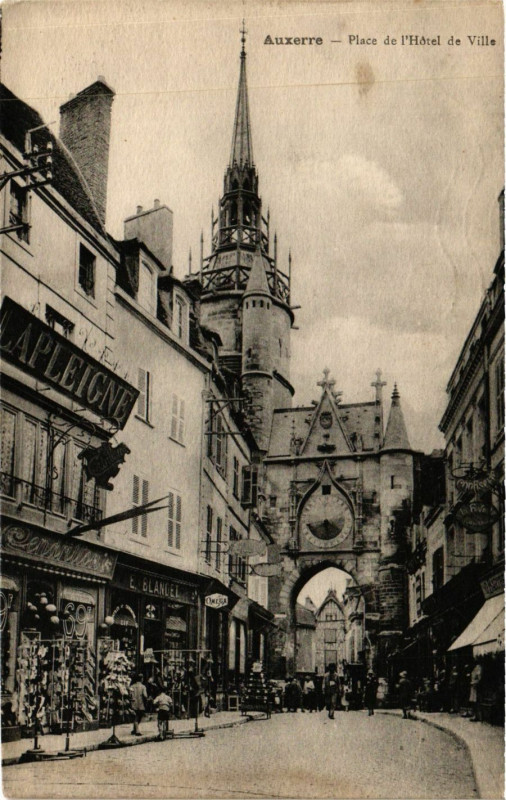 Carte postale ancienne Auxerre - Place de l'Hotel de Ville à Auxerre