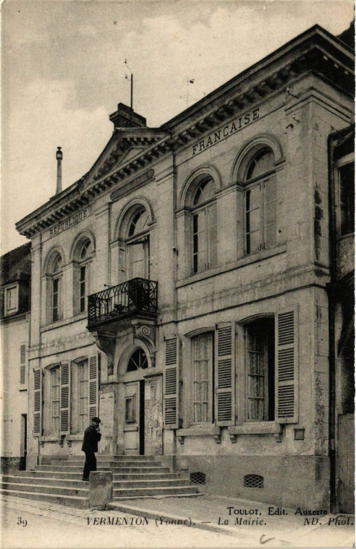 Carte postale ancienne Vermenton - La Mairie à Vermenton