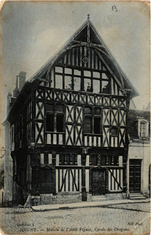 Carte postale ancienne Joigny - Maison de l'Abbé Vignot Cerole des Dragons à Joigny