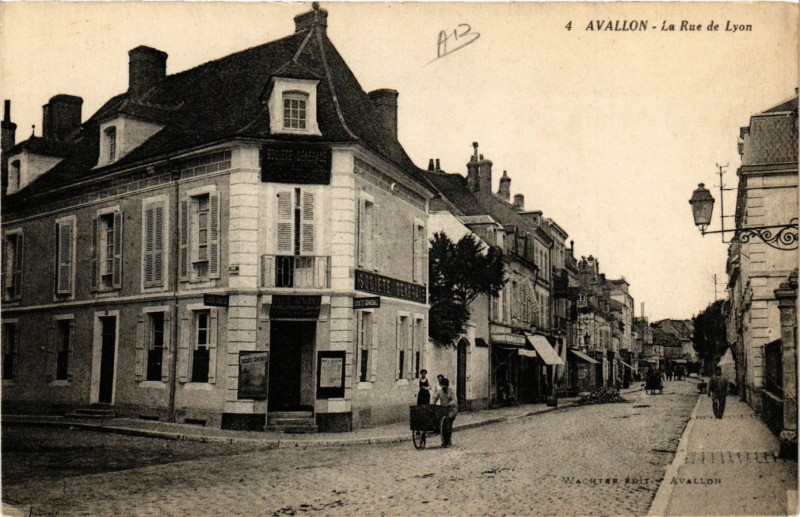 Carte postale ancienne Avallon - La Rue de Lyon à Avallon