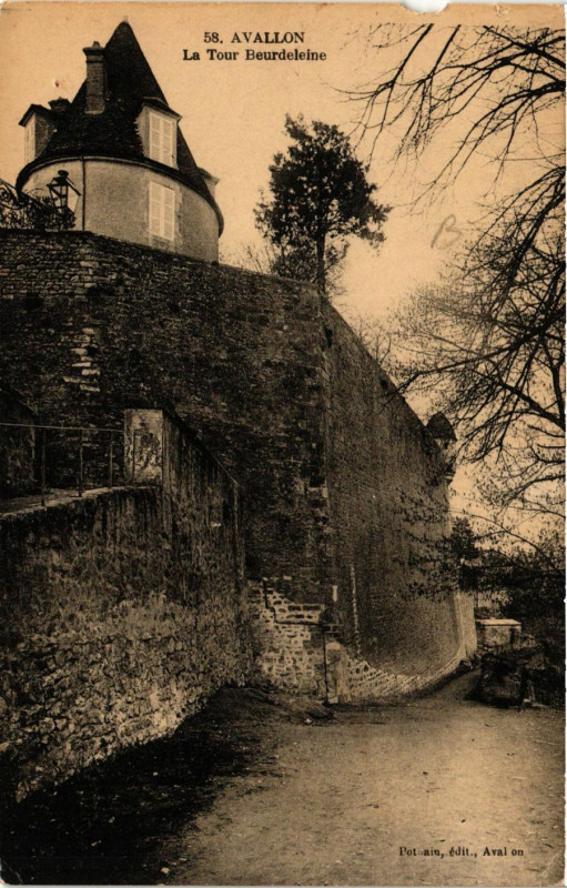 Carte postale ancienne Avallon - La Tour Beurdeleine à Avallon