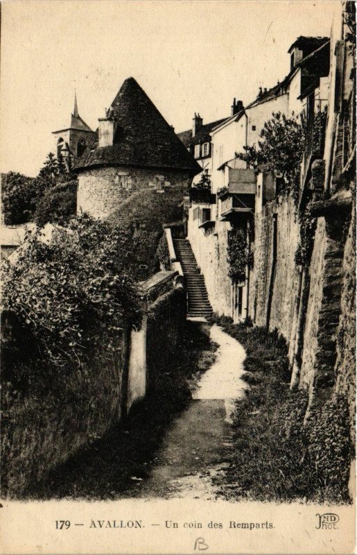 Carte postale ancienne Avallon - Un coin des Remparts à Avallon