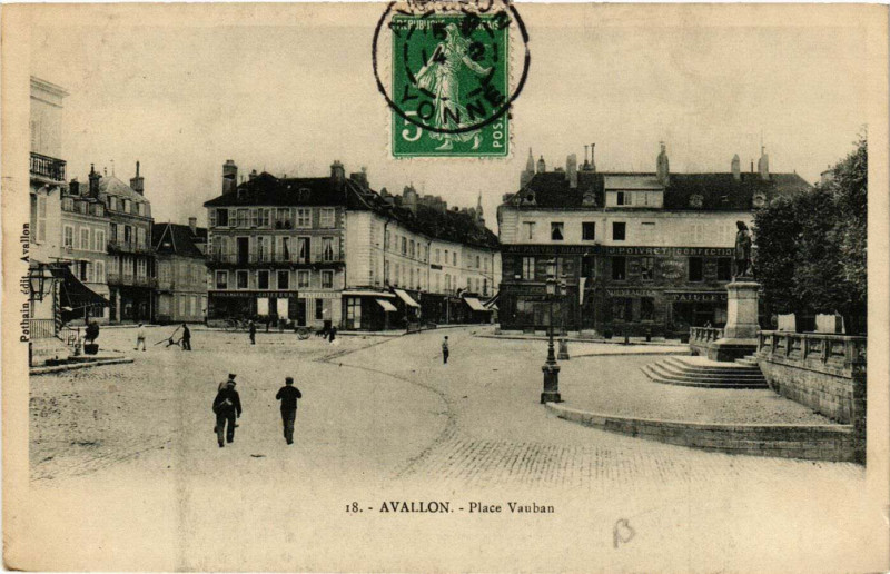 Carte postale ancienne Avallon - Place Vauban à Avallon