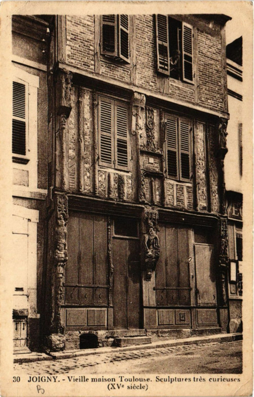 Carte postale ancienne Joigny - Vieille maison Toulouse. Sculptures trés eurieuses (XVs à Joigny