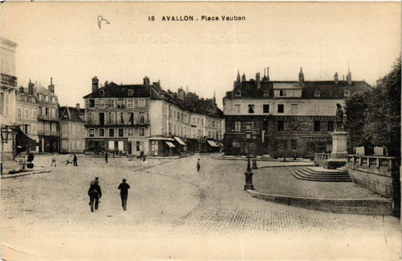 Carte postale ancienne Avallon - Place Vauban à Avallon