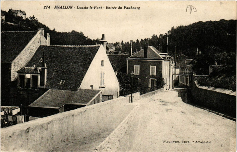 Carte postale ancienne Avallon - Cousin-le-Pont - Entrée du Faubourg à Avallon
