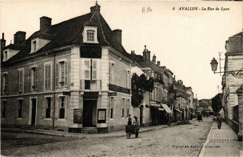 Carte postale ancienne Avallon - La Rue de Lyon à Avallon